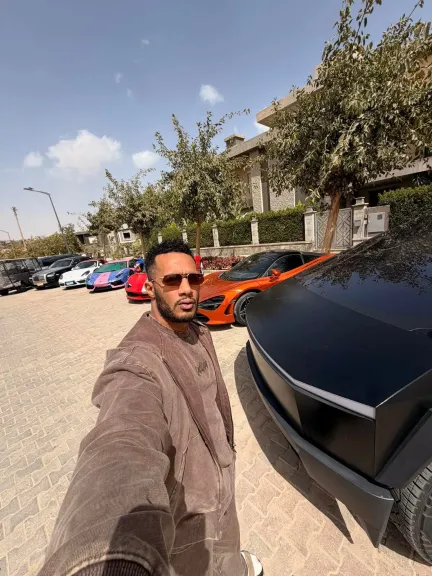 بسيلفي مع أسطول سياراته.. محمد رمضان يروج لأغنيته الجديدة  ”Vito Van”