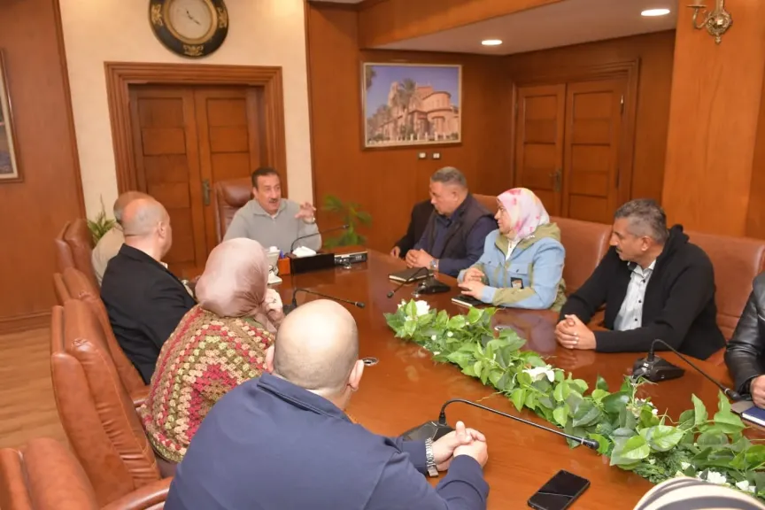 محافظ بورسعيد يوجه بمتابعة غلق المحال 9 مساءً.. وإلزام شركة النظافة بـ 1500 صندوق قمامة