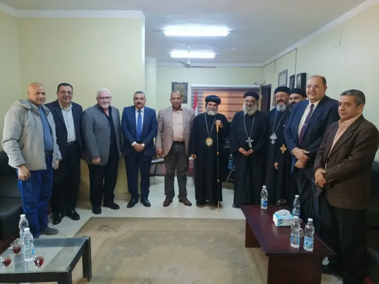 روح واحدة وقلب واحد.. أسقف نجع حمادي يهنئ رئيس المدينة بعيد الفطر