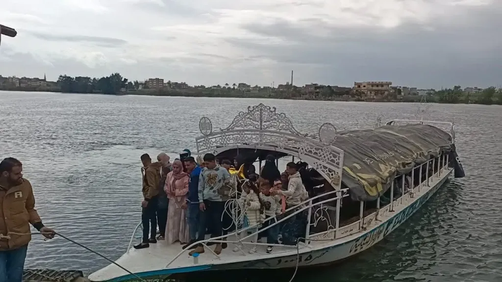 محافظ كفرالشيخ يتابع توافد المواطنين على حديقة الأسرة والرحلات النيلية بدسوق لقضاء إجازة عيد الفطر المبارك