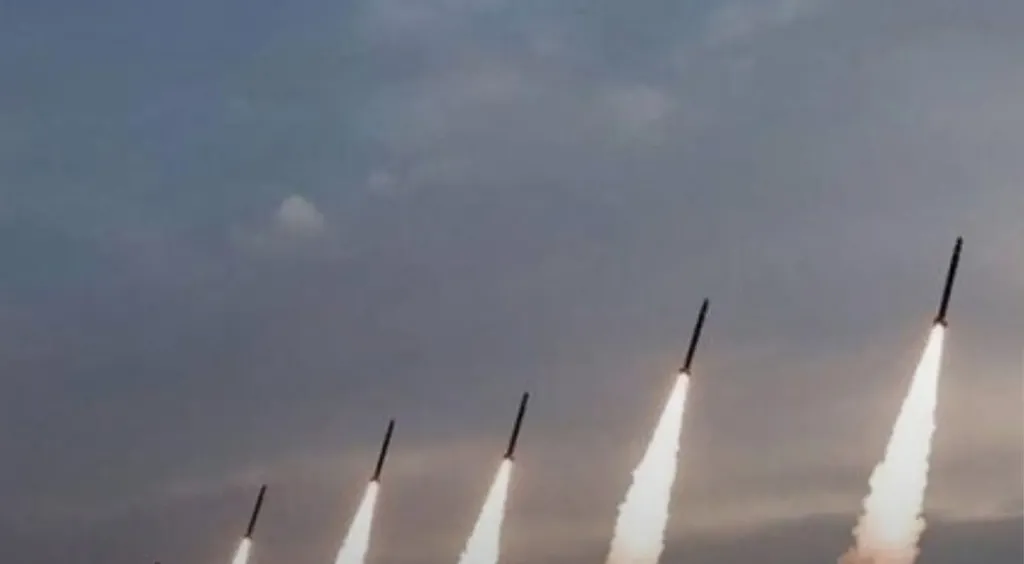 الموجة 70 من الوعد الصادق 4 .. انفجارات وصواريخ تهز سماء تل ابيب