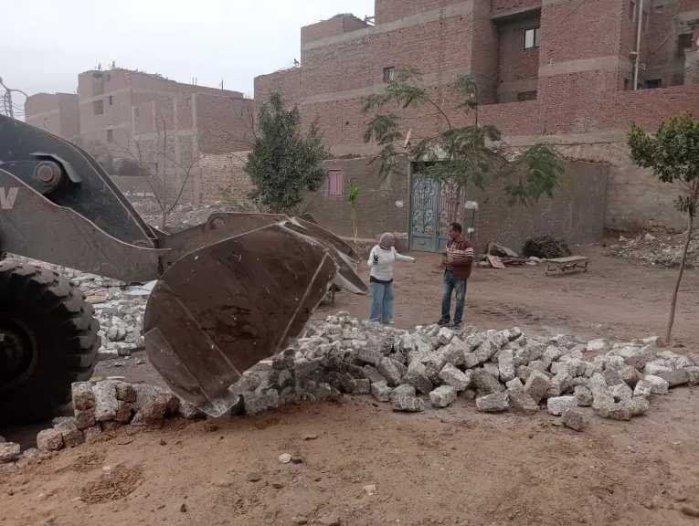 محافظ القليوبية يضرب بيد من حديد.. إزالة 26 حالة تعد علي الأراضي الزراعية في ثاني أيام العيد