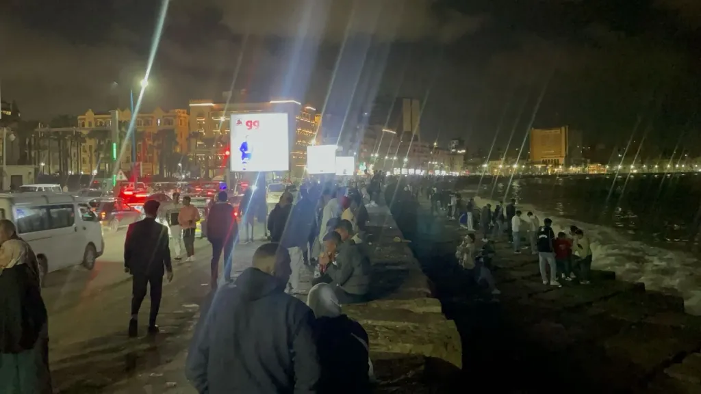 برغم سوء الأحوال الجوية.. زحام الأهالي على كورنيش الإسكندرية بثاني أيام العيد