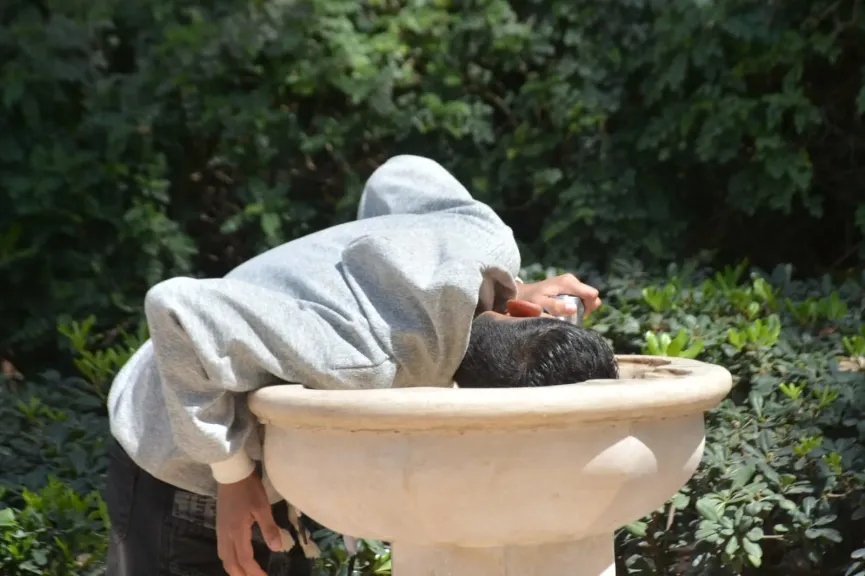 زوار حديقة الأزهر يواجهون الحر بالظل والمياه