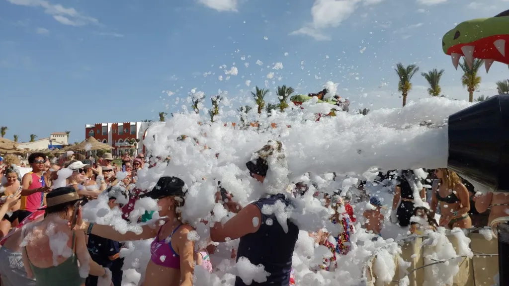 حفلات الفوم بارتي تجذب المصريين والأجانب فى ثالث أيام عيد الفطر المبارك بفنادق الغردقة