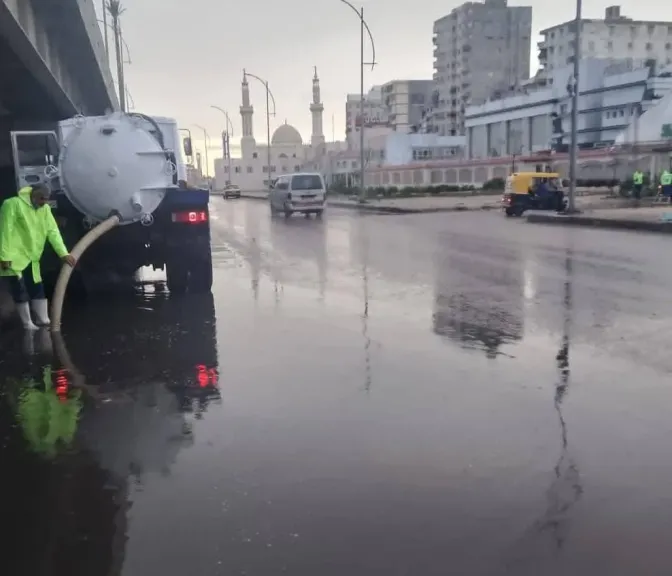 الإسكندرية ترفع درجة الاستعداد القصوى وتدفع بعدد 110 سيارة مجهزة لسحب الأمطار