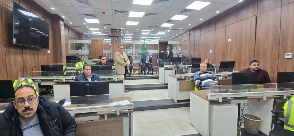 من مركز السيطرة.. المحافظ يرصد تمركزات شفط المياه بكافة أنحاء القليوبية