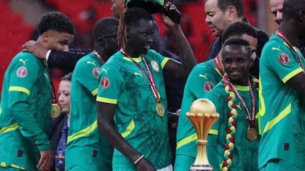 قدامى اللاعبين تنتفض ضد قرار سحب أفريقيا من السنغال ومنحه للمغرب
