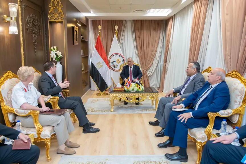 وزير الدولة للإنتاج الحربي يستقبل السفير البريطاني بالقاهرة لبحث أوجه التعاون المشترك