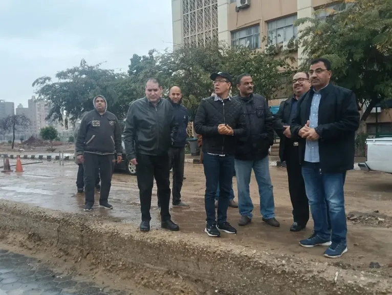 ”رئيس جامعة بنها” يتفقد المنشآت الجامعية ويوجه بإزالة آثار مياه الأمطار