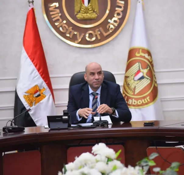 وزير العمل يُصدرُ قرارًا وزاريًا بشأن حظر تشغيل الأطفال أقل من 15 سنة .