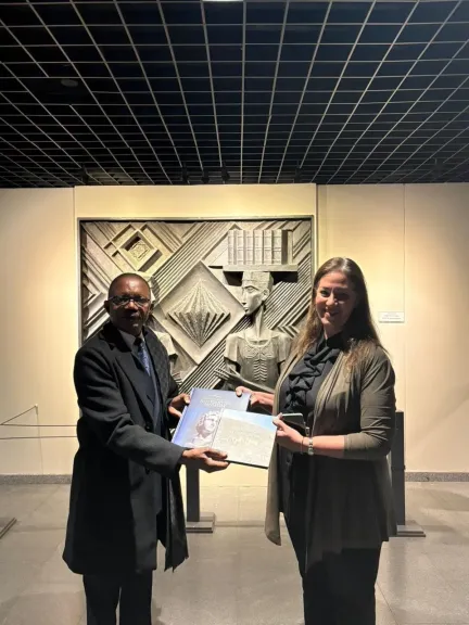 سفير أنجولا يزور مكتبة الإسكندرية ويشيد بدورها الثقافي العالمي