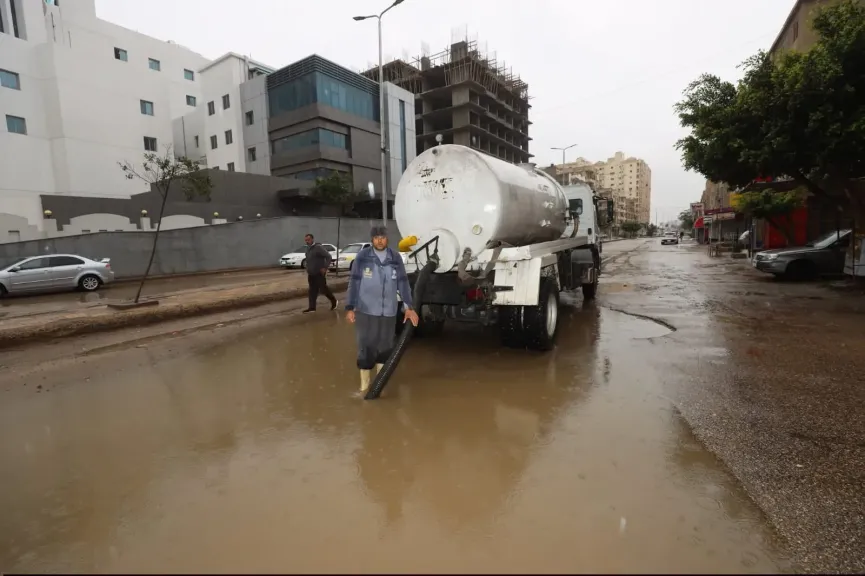 محافظ كفرالشيخ يتفقد جهود كسح مياه الأمطار ويعلن استمرار رفع درجة الاستعداد لمواجهة تداعيات التغيرات المناخية بمناطق المحافظة