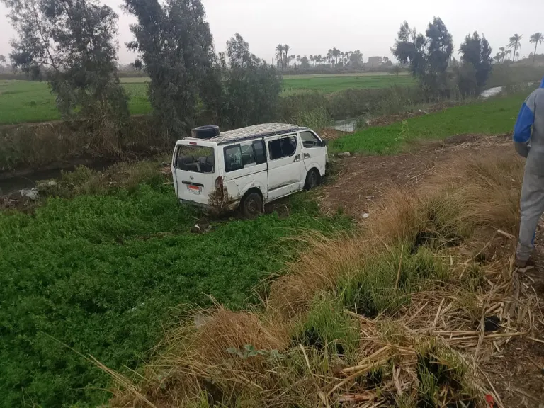 بسبب سوء الأحوال الجوية.. انقلاب سيارة ميكروباص داخل الزراعات دون إصابات في قنا