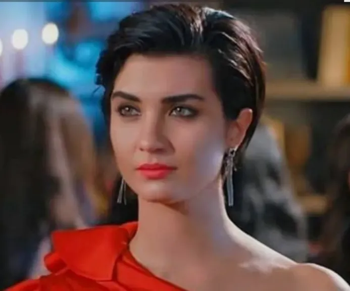 نجمة تركيا توبا بويوكستون تقدم شخصية معقدة وجريئة في ”Sultana” بإسطنبول