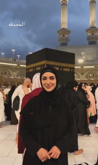 الحمد لله.. آية سماحة تشارك جمهورها لحظات العمرة