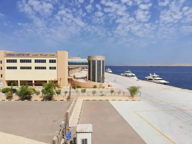 إعادة فتح ميناء الغردقة البحري وانتظام الحركة الملاحية بموانىء البحر الاحمر