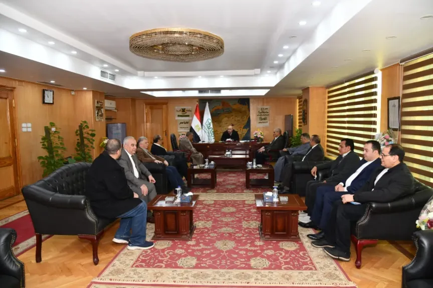 محافظ الفيوم يلتقي مجلس إدارة الغرفة التجارية لبحث آليات التعاون المشترك في تعزيز الرقابة على الأسواق
