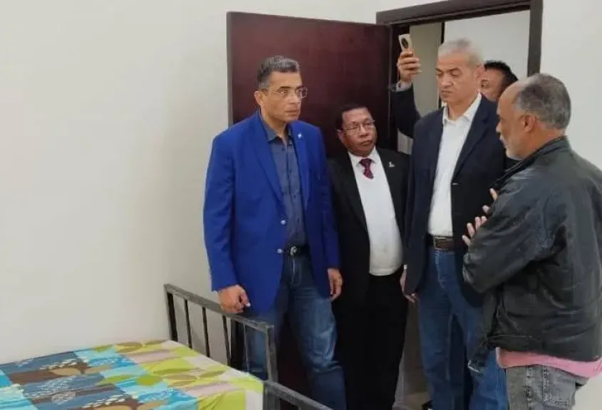 محافظ البحر الأحمر يتفقد مركز إغاثة رأس غارب ويوجه بتوفير كافة الاحتياجات اللوجستية والفنية