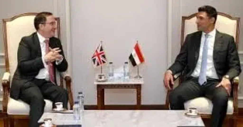 وزير الصناعة يبحث مع سفير بريطانيا تنفيذ مشروعات مشتركة تسهم فى خفض الانبعاثات