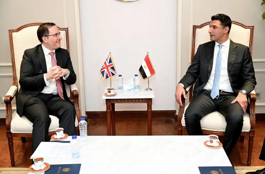 وزير الصناعة يبحث مع سفير بريطانيا سبل تعزيز التعاون الصناعي المشترك وزيادة الاستثمارات
