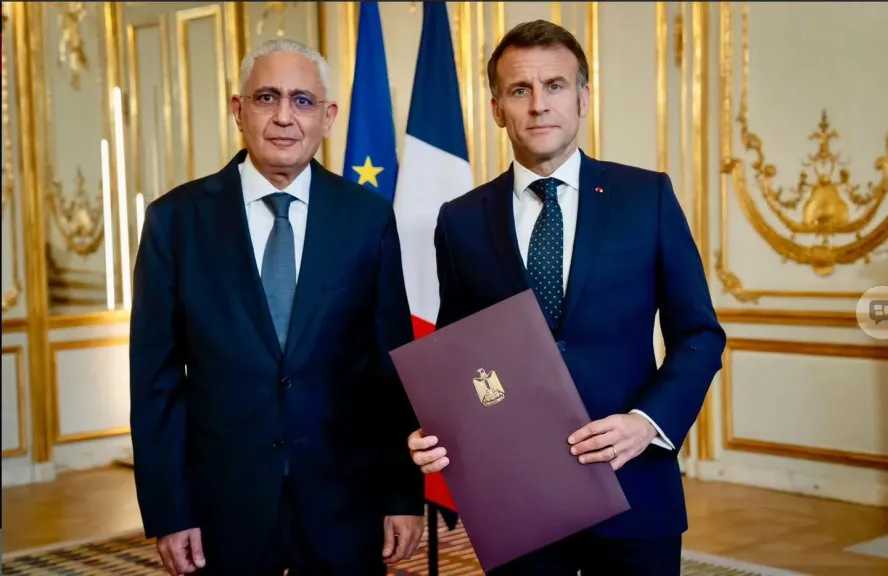 السفير طارق دحروج يقدم أوراق اعتماده إلى الرئيس ”ماكرون”