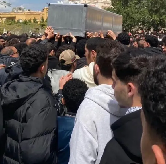 في مشهد مهيب.. المئات يشيعون جثمان طالب العبور ضحية الحادث المروع