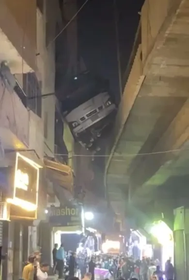 دخل عليهم أوضة النوم.. انحراف اتوبيس بشكل مفاجئ أعلى كوبري عرابي بدائري بشتيل يُثير الذعر