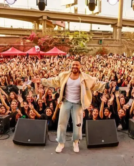 بحفظ فيها من وأنا طفل.. تامر حسنى يشارك جمهوره بلقطات من حفله الخيرى بإحدى المدارس الدولية