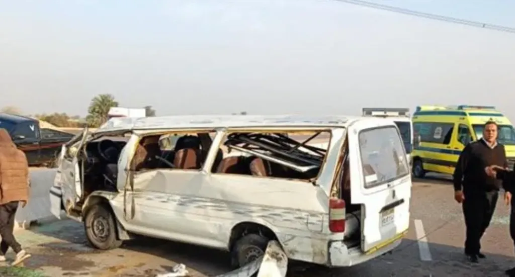 بينهم سيدات.. إصابة 10 أشخاص إثر حادث انقلاب ميكروباص في قنا