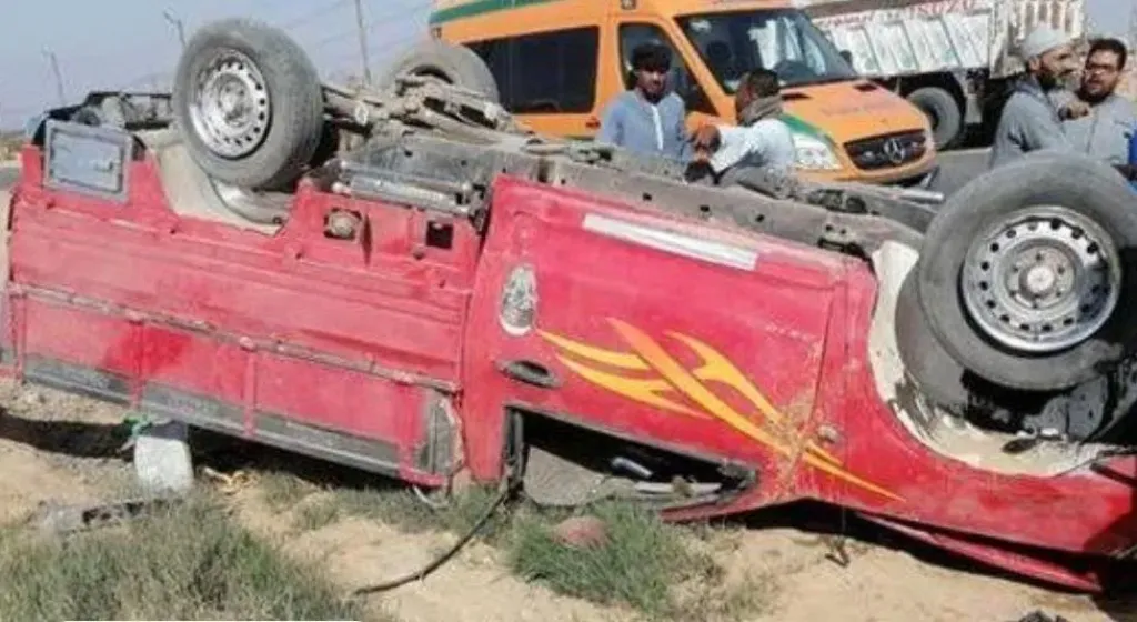 مصر شخص وإصابة 4 آخرين إثر حادث انقلاب سيارة ربع نقل في قنا