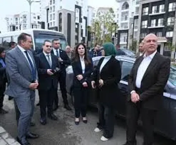 وزيرة الإسكان تتفقد أعمال تطوير ورفع كفاءة المحور المركزي الموازي