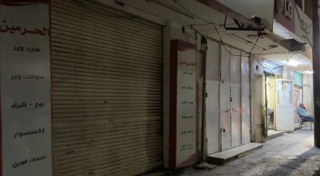 مدير أمن قنا ومدير المباحث يتابعان بدء تنفيذ قرار غلق المحال التجارية بالمحافظة