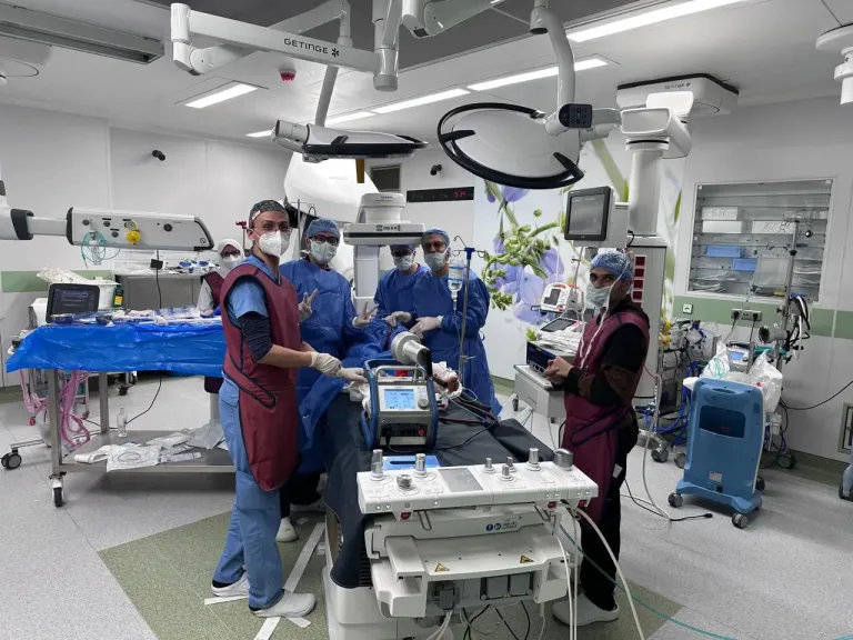 قصر العيني يكتب فصلاً جديداً في إنقاذ الحالات الحرجة: أول توصيل للإيكمو إلى الشريان الرئوي في مصر ينقذ مريضة شابة من الفشل التنفسي الحاد