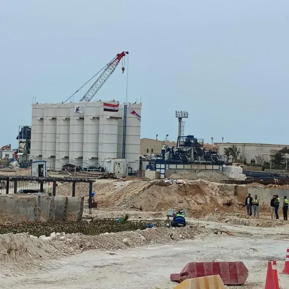 مسئولو الإسكان يتفقدون مشروعات مدينة العلمين الجديدة ومارينا