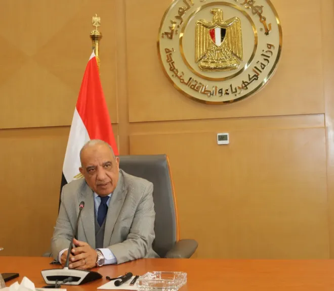 وزير الكهرباء يوجه بتشديد الاستعدادات وتأمين الشبكة القومية مع تطبيق إجراءات ترشيد الطاقة والعمل عن بُعد