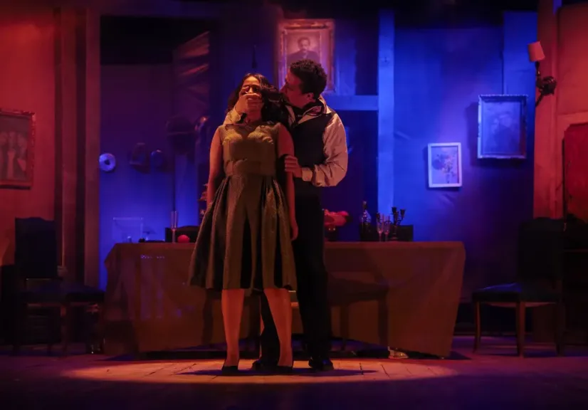 بالصور.. «الكمامة» في مهرجان المسرح العالم تتحول من أداة وقاية الى عقاب نفسي