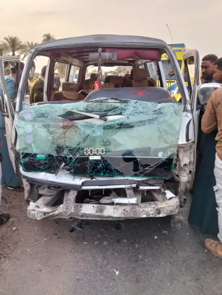 إصابة 10 أشخاص فى حادث تصادم سيارتين ميكروباص بطريق أسيوط الزراعى