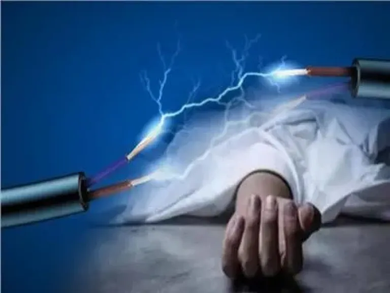 العثور على جثة طالب بها صعق كهربائي داخل حوش جيرانه في قنا