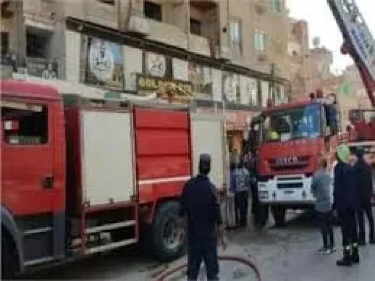 4 سيارات إطفاء تنقذ عقاراً.. تفاصيل حريق شقة تحولت لمصنع بلاستيك بشبرا الخيمة