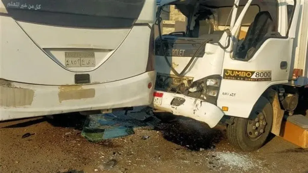 تصادم ”جامبو” وميني باص بالعبور.. 7 مصابين في حادث مروع