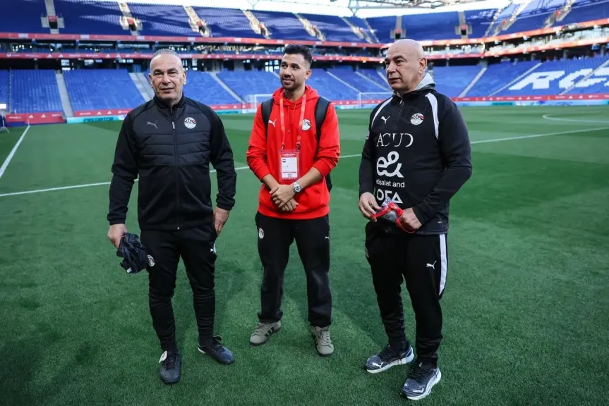 الجهاز الفني للمنتخب يتفقد أرضية ملعب ”إسبانيول”