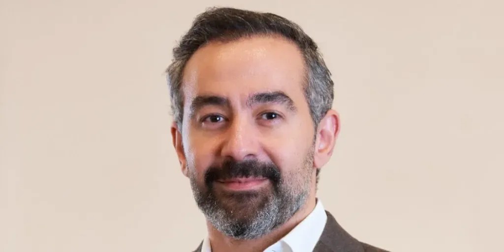رائد الأعمال ”عمر فطين”: النضج المهني لا تصنعه النجاحات السهلة، بل طريقة التعامل مع التحولات والضغوط والاستمرار رغمها