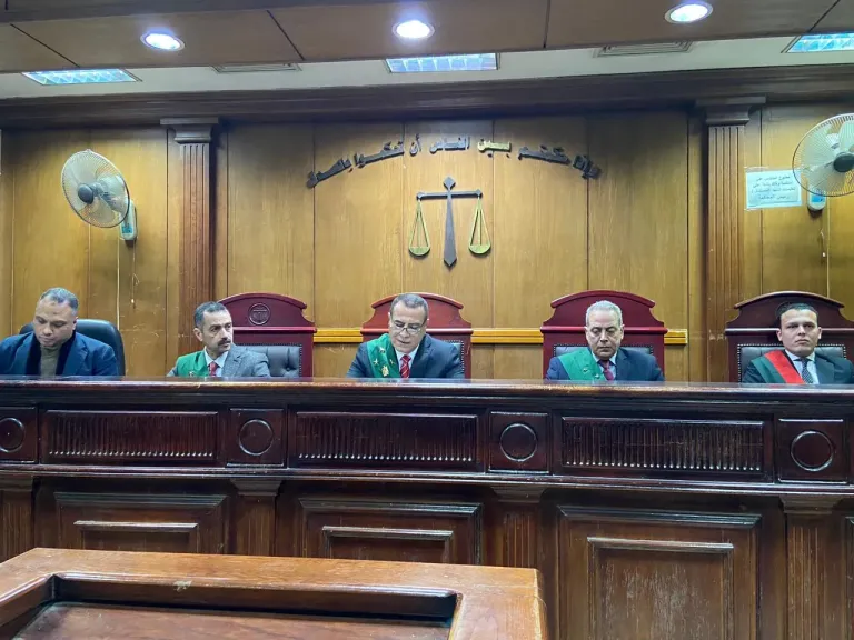 زوروا أورقًا لبيع سفار ة عربية .. تأجيل محاكمة 14 متهما بالجيزة