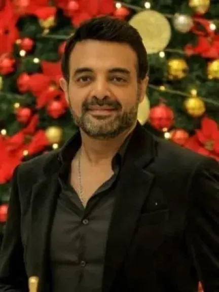 كلام عبيط وساذج.. عمرو محمود ياسين يعلق على إعادة ياسمين عبد العزيز تصوير مشاهدها مرة أخرى في ”وننسى اللي كان”