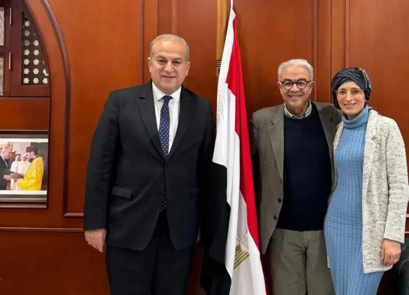 سفير مصر في الرباط  يستقبل” المخرج المغربي” جمال سويسي قبل تكريمه بمهرجان الأقصر للسينما الأفريقية