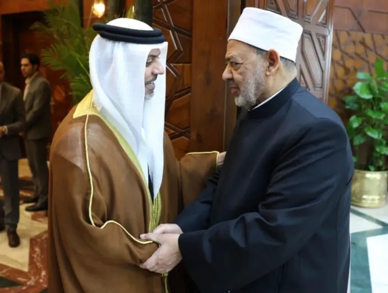 سفير الإمارات لدى مصر يثمن لقاءه مع شيخ الأزهر…تناول قيم الاعتدال وترسيخ مبادئ التعايش والسلام بين الشعوب