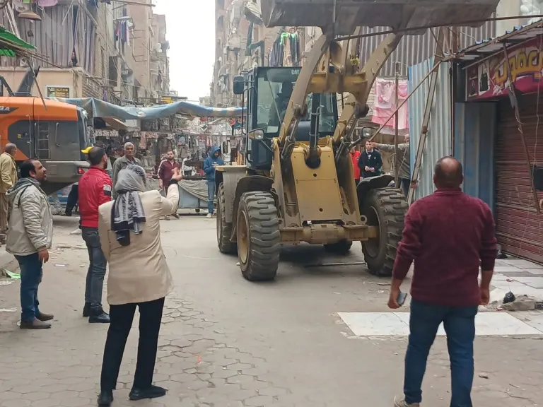 إزالة التندات والأرصفة المخالفة في ساعات.. حملة قوية تعيد الوجه الحضاري لشبرا الخيمة