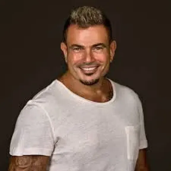 بعد تأجيل حفل دبي.. عمرو دياب يشعل حماس جمهوره بإعلان حفل جديد