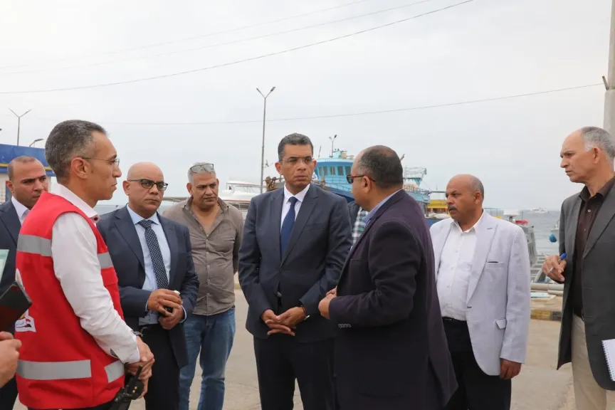 محافظ البحر الأحمر يتفقد موقع لنش الإسعاف البحري بالميناء السياحي بالغردقة